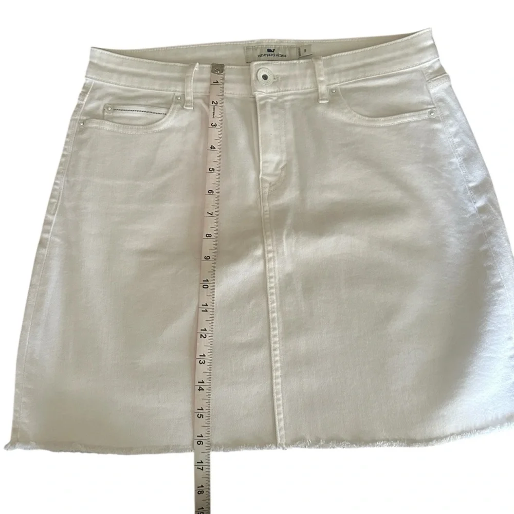 Vineyard Vines
White Denim Mini Skirt Size 8 Raw Hem Stretch Preppy Summer - Picture 7 of 8